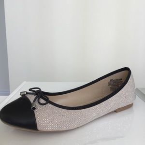 Light beige/black ballerina style light weight flats size 7 1/2